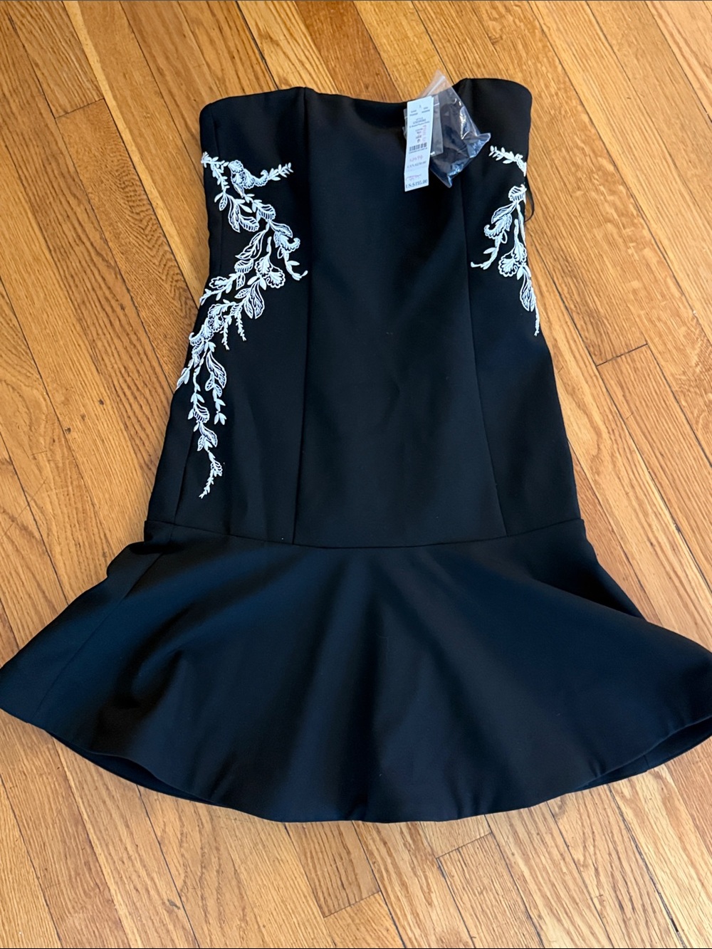 NWT White House Black Market Black Strapless mini Dress White Floral Appliqué 0